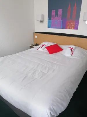 Un ou plusieurs lits dans un hébergement de l'établissement Kyriad Blois Nord