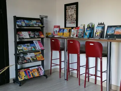 Bibliothèque dans l'hôtel