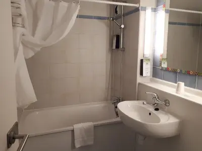 Salle de bains dans l'établissement Kyriad Blois Nord