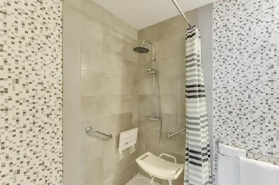 Salle de bains dans l'établissement Confort Hôtel Thouars