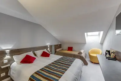 Un ou plusieurs lits dans un hébergement de l'établissement Confort Hôtel Thouars