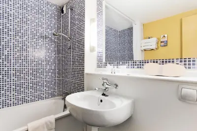 Salle de bains dans l'établissement Kyriad Angers Sud Ponts-De-Cé
