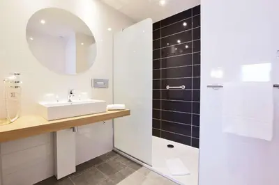Salle de bains dans l'établissement Kyriad Le Mans Est