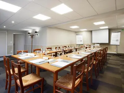 Espace de conférence ou salle de réunion dans l'établissement Campanile Le Mans - Arnage