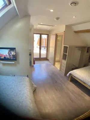 Télévision ou salle de divertissement dans l'établissement Beauval Chambre