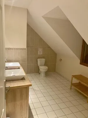 Salle de bains dans l'établissement Beauval Chambre