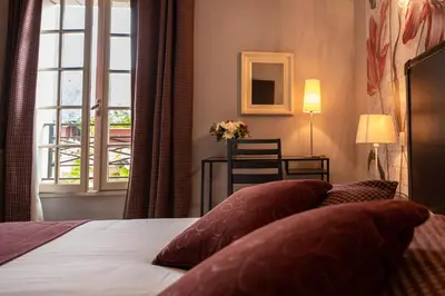Un ou plusieurs lits dans un hébergement de l'établissement Logis Hotel La Croix Blanche Fontevraud