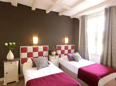 Un ou plusieurs lits dans un hébergement de l'établissement Logis Hotel La Croix Blanche Fontevraud