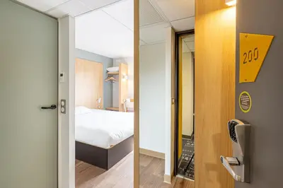 Un ou plusieurs lits dans un hébergement de l'établissement B&B HOTEL Angers Parc Expos
