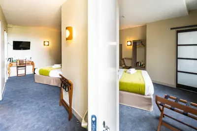 Un ou plusieurs lits dans un hébergement de l'établissement Logis Hôtel Le Vert Galant