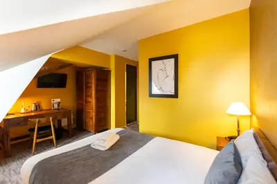 Un ou plusieurs lits dans un hébergement de l'établissement Logis Hôtel Le Vert Galant