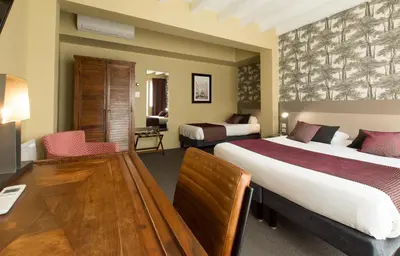 Un ou plusieurs lits dans un hébergement de l'établissement Logis Hôtel Le Vert Galant