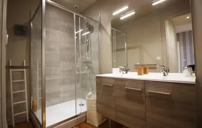 Salle de bains dans l'établissement Appartements Plantagenet - Le 27