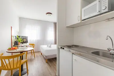Cuisine ou kitchenette dans l'établissement Appart'City Classic Blois