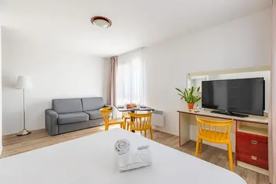 Télévision ou salle de divertissement dans l'établissement Appart'City Classic Blois