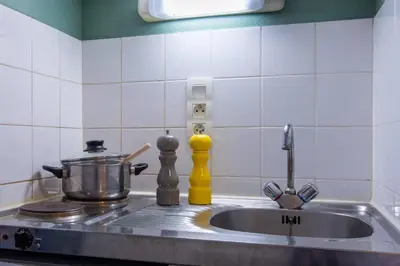 Cuisine ou kitchenette dans l'établissement Comfort Aparthotel Le Mans