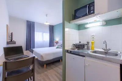 Cuisine ou kitchenette dans l'établissement Comfort Aparthotel Le Mans