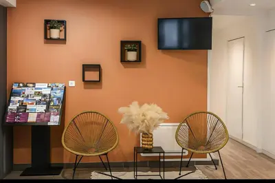 Télévision ou salle de divertissement dans l'établissement Comfort Aparthotel Le Mans