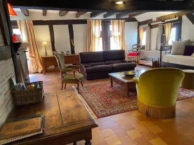 Coin salon dans l'établissement La Maison Rouge
