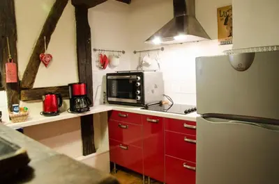 Cuisine ou kitchenette dans l'établissement La Maison Rouge