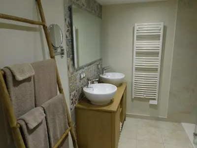 Salle de bains dans l'établissement Les Jarrieres