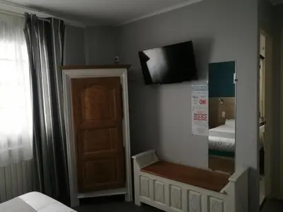 Un ou plusieurs lits dans un hébergement de l'établissement Contact Hôtel du Relais Thouars