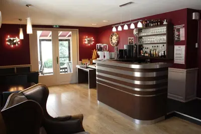 Salon ou bar de l'établissement Contact Hôtel du Relais Thouars