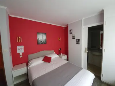 Un ou plusieurs lits dans un hébergement de l'établissement Contact Hôtel du Relais Thouars