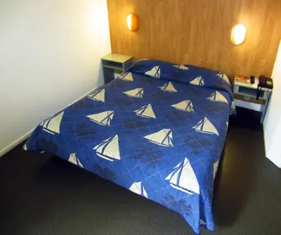 Un ou plusieurs lits dans un hébergement de l'établissement Hôtel Noctuel Blois Sud
