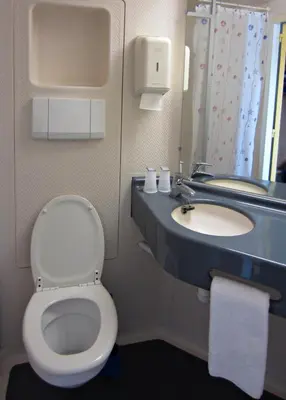 Salle de bains dans l'établissement Hôtel Noctuel Blois Sud
