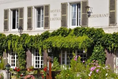 Jardin de l'établissement Logis Hôtel Auberge De L'ecole