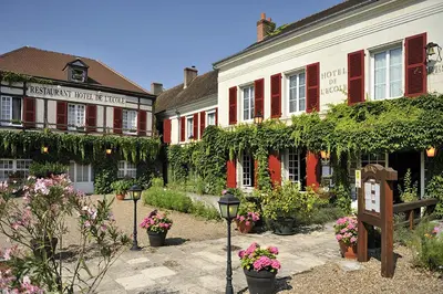 Jardin de l'établissement Logis Hôtel Auberge De L'ecole