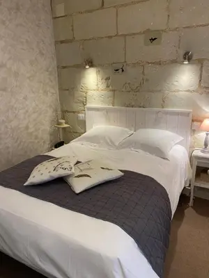 Un ou plusieurs lits dans un hébergement de l'établissement Logis Hôtel Auberge De L'ecole