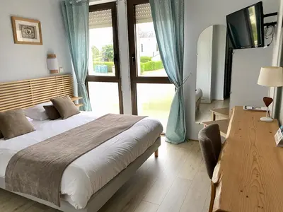 Un ou plusieurs lits dans un hébergement de l'établissement Logis Hotel Restaurant l'Orée Des Bois