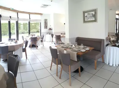 Coin salon dans l'établissement Logis Hotel Restaurant l'Orée Des Bois
