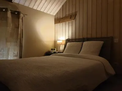 Un ou plusieurs lits dans un hébergement de l'établissement Logis Hôtel Relais Des Caillères