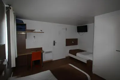 Télévision ou salle de divertissement dans l'établissement Fasthotel Tours Sud
