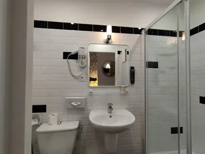 Salle de bains dans l'établissement The Originals Access, Hotel Le Canter Saumur