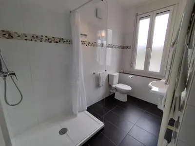 Salle de bains dans l'établissement The Originals Access, Hotel Le Canter Saumur