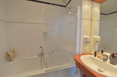 Salle de bains dans l'établissement Logis Hôtel Restaurant Cristal