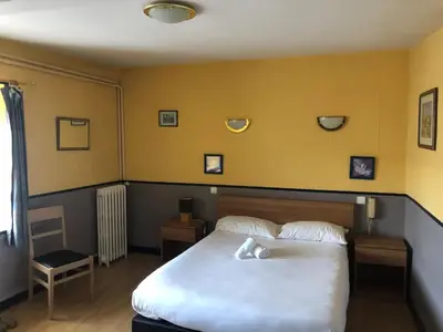 Un ou plusieurs lits dans un hébergement de l'établissement Logis Hostellerie Du Cheval Blanc