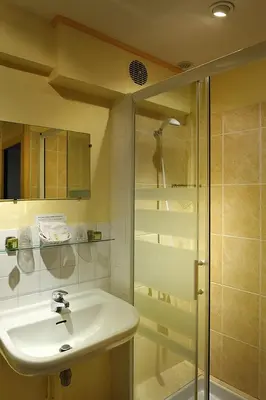 Salle de bains dans l'établissement Logis Hostellerie Du Cheval Blanc