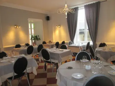 Coin salon dans l'établissement Logis Hostellerie Du Cheval Blanc