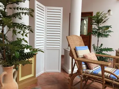 Coin salon dans l'établissement CoTTAGE LA VILLA BOLERO