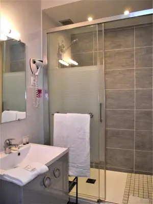 Salle de bains dans l'établissement Hotel Mondial