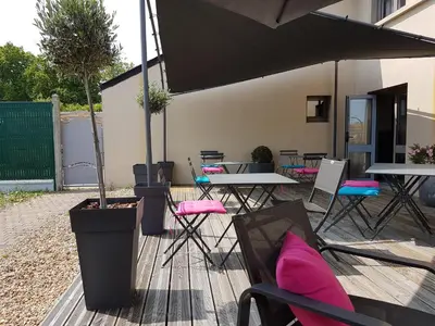 Terrasse ou espace extérieur de l'établissement Kyriad Hôtel La Fleche