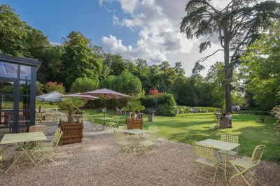 Jardin de l'établissement Hôtel & Spa du Domaine des Thômeaux, The Originals Relais