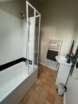 Salle de bains dans l'établissement Le Clos des Trois Provinces, Zoo de Beauval