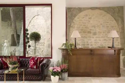 Coin salon dans l'établissement Hôtel Laroche Ploquin