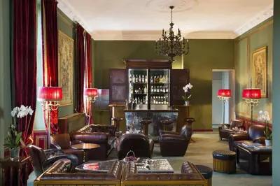 Coin salon dans l'établissement Hôtel Laroche Ploquin
